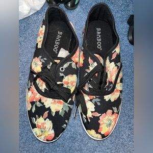 Bamboo Womens Floral shoes- size 7-8- **NEVER WORN**